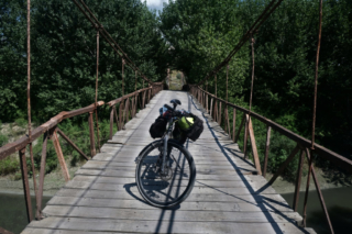 Un pont sur une route de campagne en Albanie